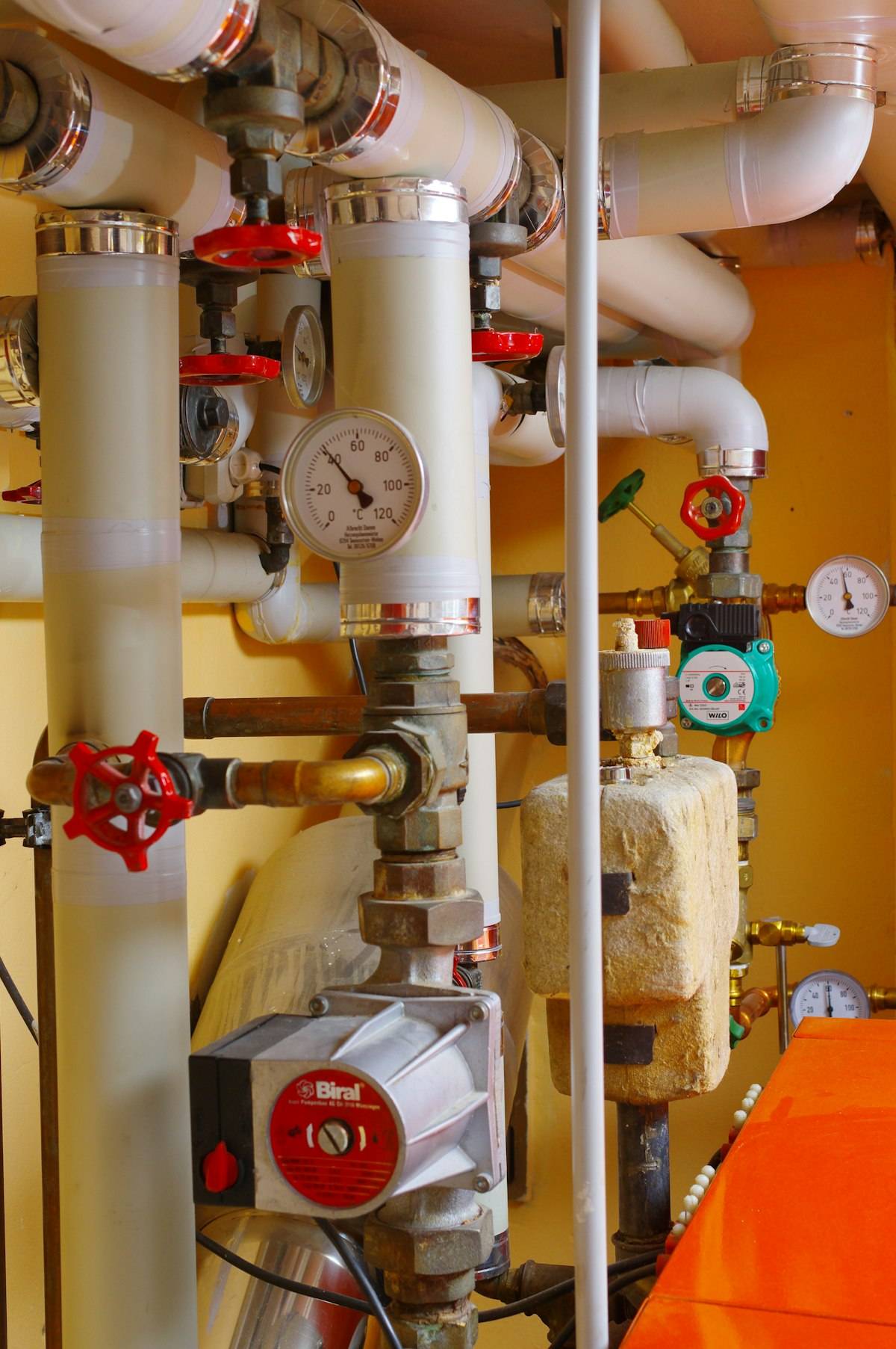 Rohre und Manometer